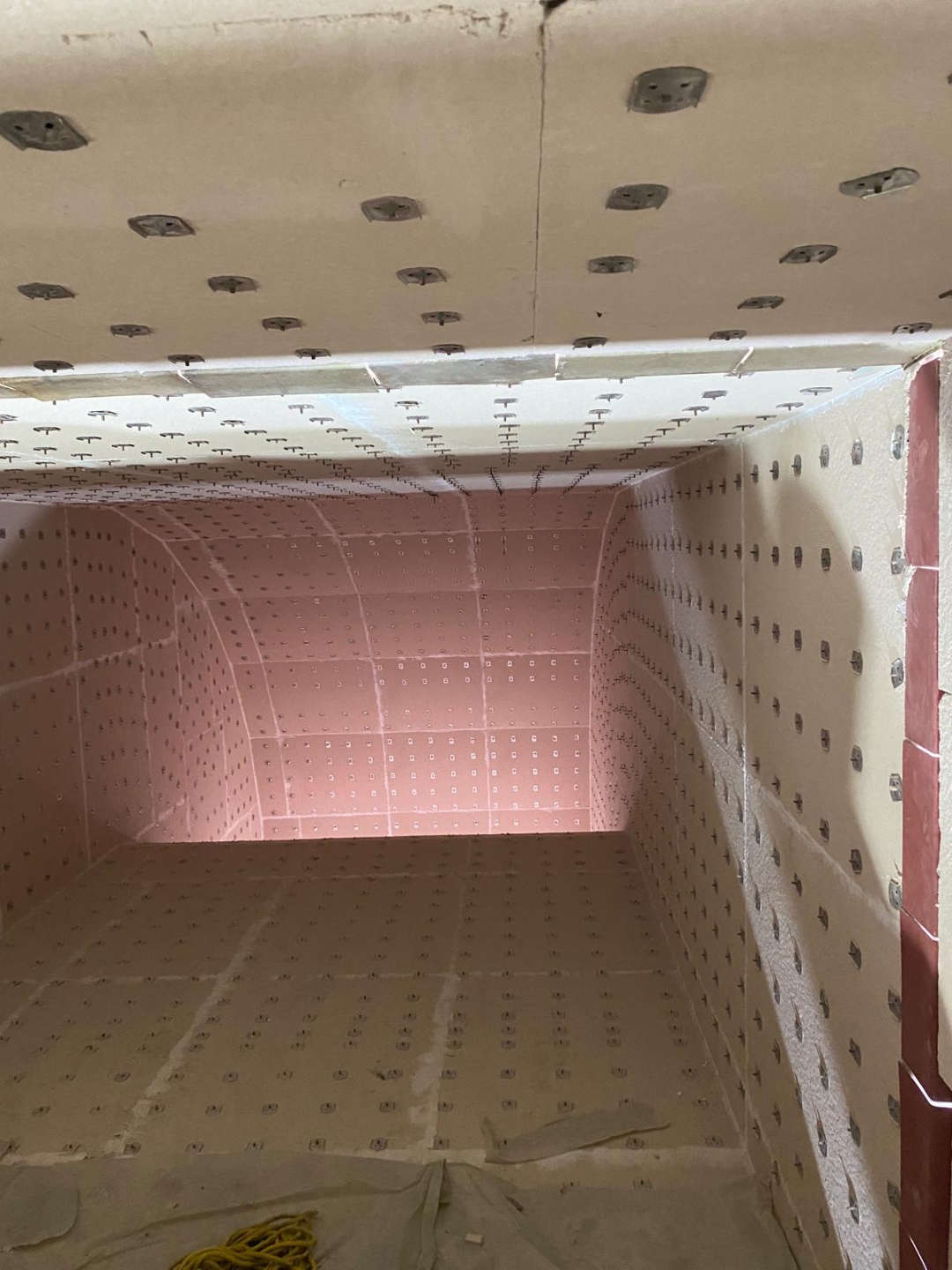 Castable lining with anchor system in FCCU reactor