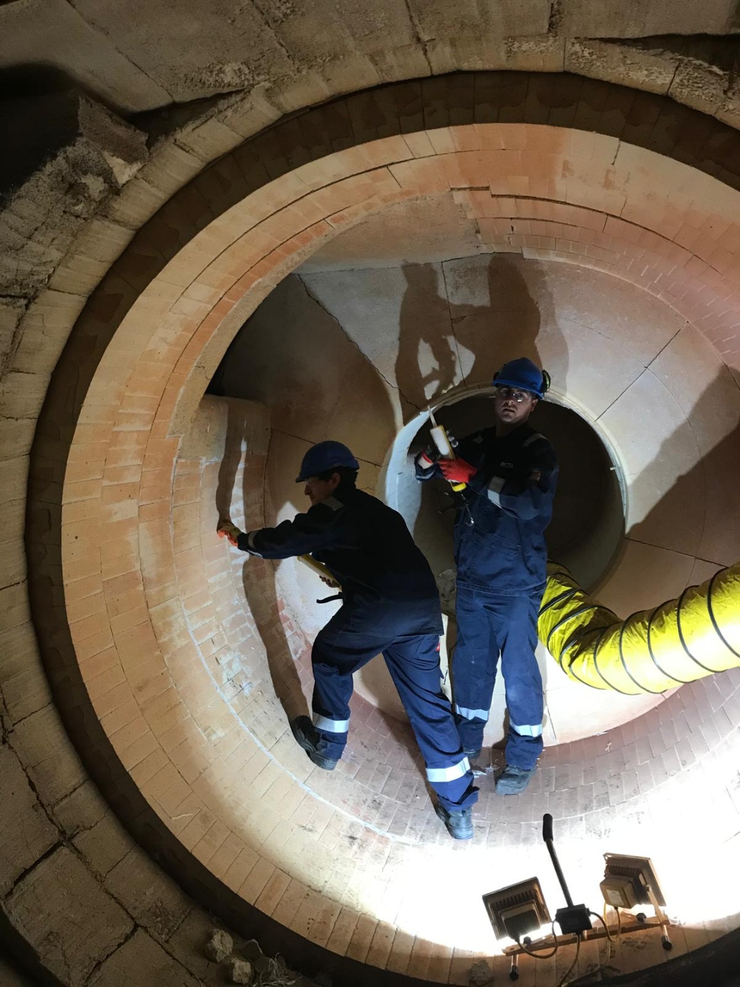 External vessel refractory installation on-site
